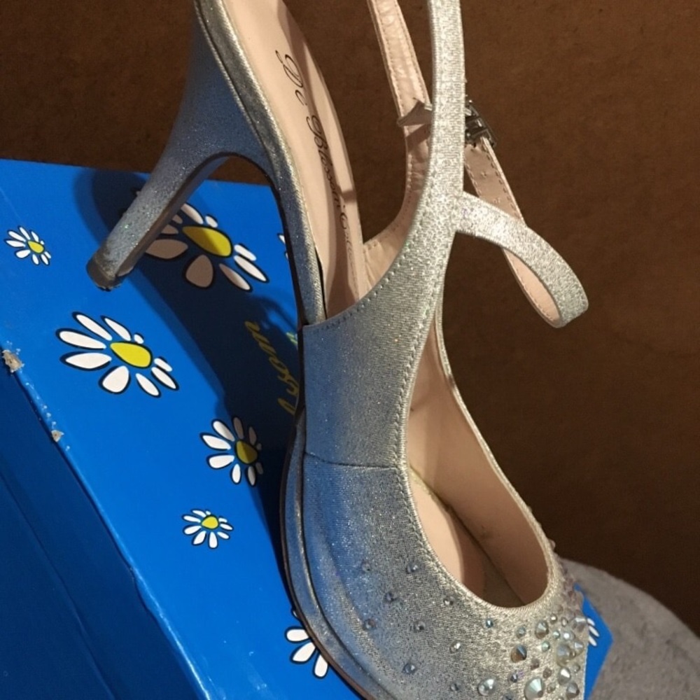 Heels - Picture 2 of 3